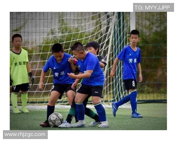 足球明星的儿子们在绿茵场上展现天赋与梦想的精彩瞬间